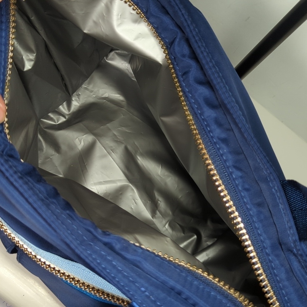 NWOT Adrienne Vittadini insulated lunch tote with three-piece container set - Picture 6 of 12